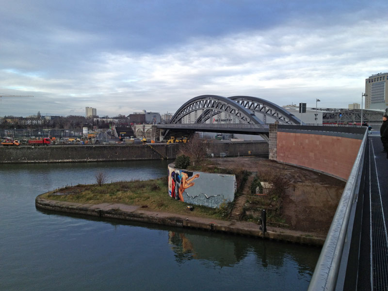 Blick von der Osthafenbrücke zurück zur Honsellbrücke