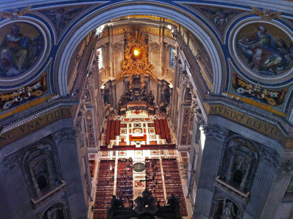 Blick von der Galerie in den Innenraum des Petersdoms.