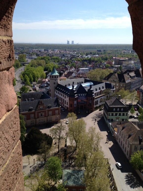 Blick vom Dom auf das Historische Museum der Pfalz. In der Ferne das Akw Philippsburg.