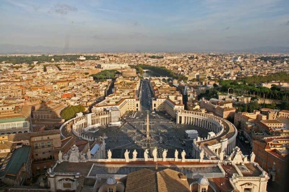 Die Kolonnaden am Petersplatz markieren die Grenze des Vatikans.
