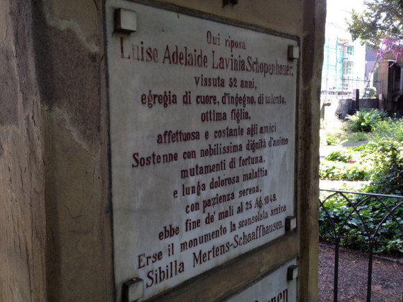 Hier ruht Luise Adelaide Lavinia Schopenhauer nach einem Leben von 52 Jahren ausgezeichnet von Herz, Geist, Talent, beste Tochter, zärtlich und treu ihren Freunden ertrug sie mit edelster Seelenwürde Wechselfälle des Schicksals, und lange schmerzhafte Krankheit mit heiterer Geduld. Sie fand das Ende ihrer Leiden am 25.August 1849. Das Grabmal errichtete die untröstliche Freundin Sibylle Mertens-Schaaffhausen.