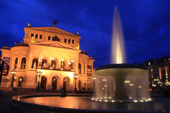 Opernplatz zur Blauen Stunde. Bild: Monika Gemmer