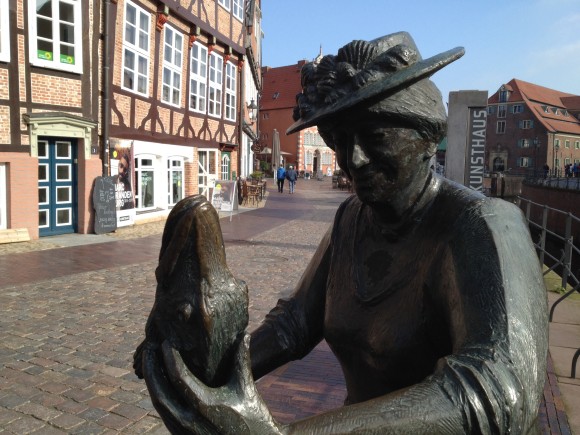 Margarethe Flint steht in Bronze am Alten Hafen von Stade. 