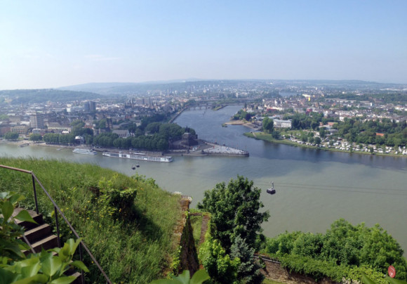 Ziel erreicht: Am Deutschen Eck in Koblenz mündet die Mosel in den Rhein - und bleibt doch deutlich erkennbar am dunkleren Wasser.